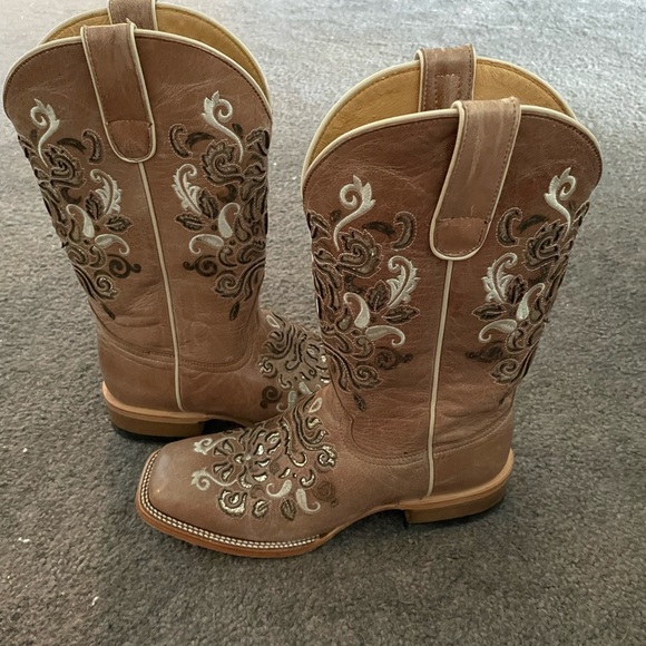 These are absolutely BEAUTIFUL boots y’all, please read description below - Picture 5 of 6